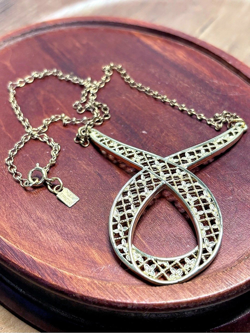 Vintage Emmons ribbon twist stationary pendant necklace